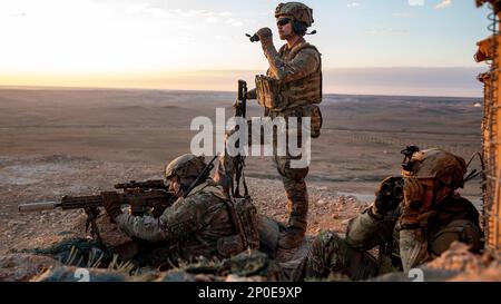 USA Soldaten der Alpha-Kompanie, 1. Bataillon, 125. Infanterie-Regiment, 37. Infanterie-Brigaden-Kampfteam, Task Force Reaper, kombinierte Joint Task Force - Operation inhärent Resolve, an einem Beobachtungsposten, Luftwaffenstützpunkt Al Asad, 3. Januar 2023. Die Aufteilung der operativen Verantwortung mit den Partnertruppen vervielfacht die Effektivität beider Truppen und stellt darüber hinaus die dauerhafte Niederlage des ISIS sicher. Stockfoto