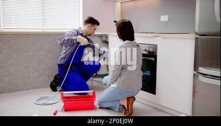 Verstopfung Im Ablauf Der Klempnerreinigungsleitung. Verstopfung Der Kanalisation Beseitigen Stockfoto