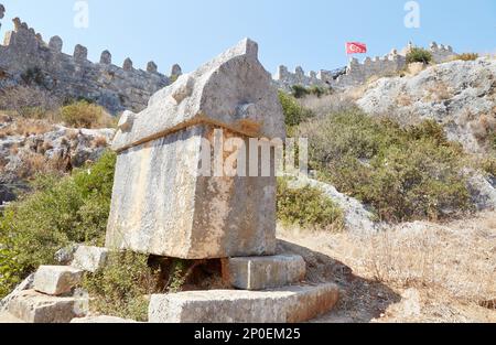Erkunden Sie den Lykischen Sarkophag und die Festung Kalekoy in Antalya, Türkei Stockfoto
