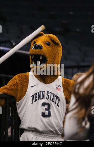 Minneapolis, Minnesota, USA. 1. März 2023. Das Maskottchen der Penn State Nittany Lion bei der Penn St. gegen Minnesota am Mittwoch, den 1. März beim Big Ten Women's Basketball Tournament 2023 in Minneapolis, Minnesota. Penn State gewann mit einem Ergebnis von 72:67. (Kreditbild: © Steven Garcia/ZUMA Press Wire) NUR REDAKTIONELLE VERWENDUNG! Nicht für den kommerziellen GEBRAUCH! Stockfoto