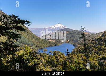 Tinquilco-See mit Vulkan Villarica im Hintergrund, Blick vom Huerquehue-Nationalpark, Pucon, Chile. Stockfoto