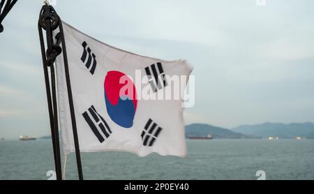 Die koreanische Flagge des im Wind schwankenden Kreuzfahrtschiffs. Stockfoto