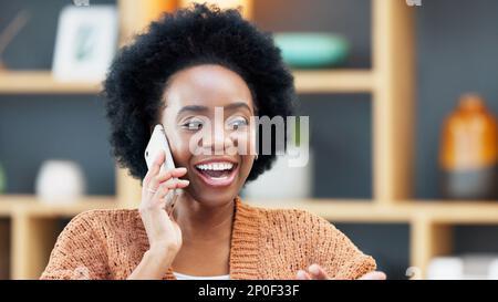 Eine Geschäftsfrau, die an ihr Telefon geht, lächelt, lacht und im Büro chattet. Glückliche Designerin telefoniert mit einem Kunden, Kunden oder Stockfoto