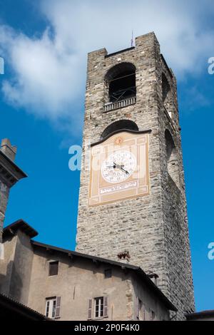 BERGAMO, Lombardei/Italien - 26 Juni: Civic Tower (Gemeindeturm - Glocke) und Palazzo Del Podestaore in Bergamo am 26. Juni 2017 Stockfoto