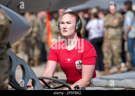 Airman 1. Class Aubrey Jourdan, 67. Aircraft Maintenance Unit Weapons Loading Crew, betreibt einen Bombenhubwagen während Shogun Showdown, einem Waffenladerwettbewerb am Kadena Air Base, Japan, am 3. Februar 2023. Ziel der Veranstaltung war es, einen freundschaftlichen Wettstreit zwischen den Waffenladungsteams für mehrere Flugzeuge zu veranstalten, Multifunktionsflugzeuge in Aktion zu präsentieren und die Arbeit zu demonstrieren, die bei der Herstellung eines Kampfflugzeugs anfällt. Stockfoto