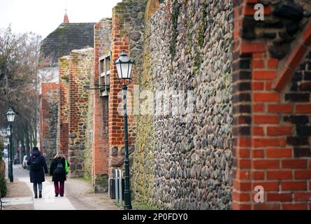 Bernau Bei Berlin, Deutschland. 02. März 2023. Die Stadtmauer im Stadtzentrum. Kredit: Soeren Stache/dpa/Alamy Live News Stockfoto