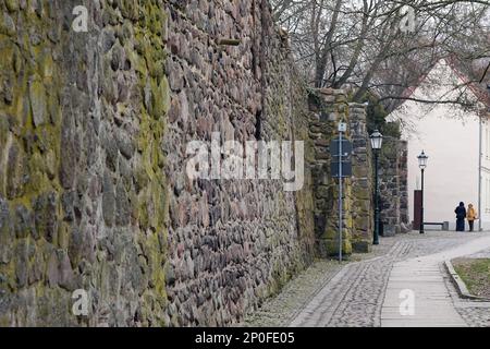 Bernau Bei Berlin, Deutschland. 02. März 2023. Die Stadtmauer im Stadtzentrum. Kredit: Soeren Stache/dpa/Alamy Live News Stockfoto