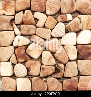 Kleine polierte Holzstücke Textur Hintergrund. Natürliches Cherry-Holz-Fliesenmuster im Querschnitt Stockfoto