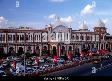 Der 1890 in Chennai, Madras, Tamil Nadu, Indien erbaute Bahnhof Egmore wurde im indosarkenischen Stil erbaut Stockfoto