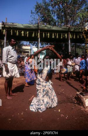 Fans in Trance, Mariamman Festival in Pappanaicken Pudur, Coimbatore, Tamil Nadu, Indien Stockfoto