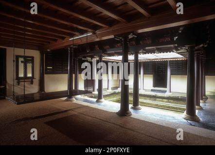 Naalukettu, Innenhof mit Blick auf den Himmel mit antiken Artefakten der königlichen Familie, Kerala, Indien, Asien Stockfoto