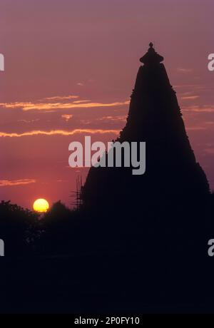 Der Kandariya Mahadeva-Tempel gegen den Sonnenuntergang im Khajuraho, Madhya Pradesh, Indien, Asien Stockfoto