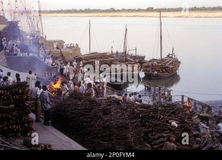 Der Ritus der Einäscherungen in Manikarnika Ghat am Ufer des heiligen Ganges, Ganga River in Varanasi, Uttar Pradesh, Indien, Asien Stockfoto