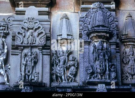 Skulpturen von Gott und Göttinnen aus dem 12. Jahrhundert im Sri-Chennakeshava-Tempel Hoysala-Tempel in Belur, Karnataka, Südindien, Indien, Asien Stockfoto