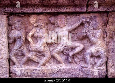 Tanzende Skulpturen aus dem 12. Jahrhundert im Airavatesvara-Tempel in Darasuram in der Nähe von Kumbakonam, Tamil Nadu, Südindien, Indien, Asien. UNESCO-Weltkulturerbe Stockfoto