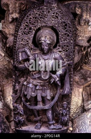 Skulptur aus dem 12. Jahrhundert Gipsy Girl Bracket Figur im Sri Chennakeshava Tempel Hoysala Tempel in Belur, Karnataka, Südindien, Indien, Asien Stockfoto