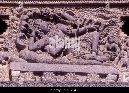 Lord Vishnu liegt auf seiner Schlangencouch, Sri Chennakeshava Tempel, Hoysala Tempel in Belur, Karnataka, Südindien, Indien, Asien. 12. Jahrhundert Stockfoto