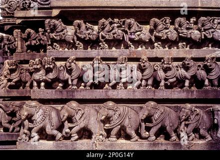 Skulpturen aus dem 12. Jahrhundert Elefanten, Simha und Krieger auf Pferden im Tempel von Sri Chennakeshava Hoysala in Belur, Karnataka, Südindien, Indien Stockfoto