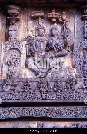 König Vishnuvardhana aus dem 12. Jahrhundert mit seiner Frau Shantala Devi Skulpturen im Sri Chennakeshava Hoysala Tempel in Belur, Karnataka, Südindien, Indien Stockfoto