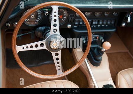 Jaguar E-Type, Holzlenkrad, Holzlenkrad, Gangschaltung, Schaltgetriebe, Gangschalthebel, Instrumententafel, Gangschaltung, England Stockfoto
