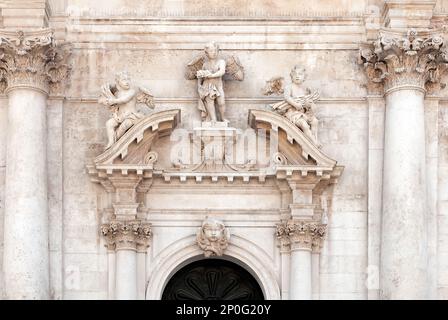 St. Blaise-Kirche (1715) Engelsstatuen in Duvrovnik, Kroatien Stockfoto