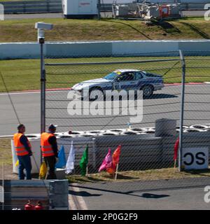 Porsche 924 auf Rennstrecke hinter Sicherheitszaun, Nuerburgring Rennstrecke, 24h Classic, Rennstrecke, Rennstrecke, youngtimer-Trophäe, klassisches Auto, 70ies Stockfoto