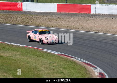 Porsche 911 RSR, Piggy, 24h Nuerburgring Rennstrecke, Nuerburgring, 24h Classic, Rennstrecke, Rennstrecke, Kurve, Gleitschirm, Drift, Youngtimer-Trophäe, klassisch Stockfoto