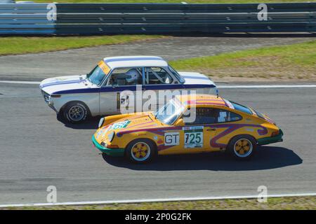 Porsche 911, BMW 2002I, Rennstrecke Nuerburgring, 24h Classic, Kurven, Curbes, Tracks, Rennstrecke, Track, Youngtimer-Trophäe, Klassisches Auto, 70ies Stockfoto