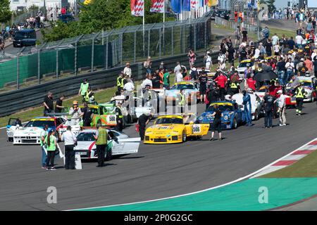 Nuerburgring Rennstrecke 24h Classic, Startraster, Start-Ziel-gerade, Start-Ziel, Polposition, BMW M1, Porsche 935, 24h Nuerburgring Stockfoto