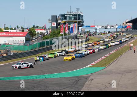 Safety Car Start, Nuerburgring Rennstrecke 24h Classic, Startraster, Start-Ziel-gerade, Start-Ziel, Pole-Position, BMW M1, Porsche 935, 24h Stockfoto