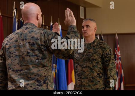 USA Generalleutnant David G. Bellon, Left, Befehlshaber der Marine Forces Reserve und der Marine Forces South, spricht während seiner Beförderungszeremonie in der Marine Corps Support Facility New Orleans Generalmajor William E. Souza III, dem kommandierenden General der 4. Marine Logistics Group, den Amtseid des Offiziers vor. 26. Januar 2023. Stockfoto