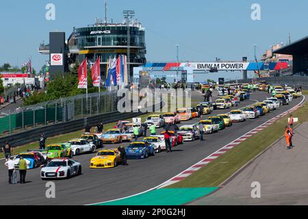 Drei Minuten bis zum Start, Helfer raus, 3 Minuten, Nuerburgring Rennstrecke 24h Classic, Startraster, Start-Ziel-gerade, Start-Ziel, Stange Stockfoto