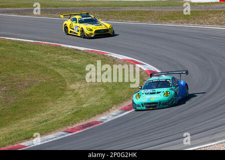 Porsche 911 GT3 R, Mercedes-AMG GT3, 24h Nuerburgring Rennstrecke, 24-stündiges Rennen, Rennstrecke, Rennstrecke, Kurve, Rutschen, Driften, Oldtimer, Rennwagen, Eifel Stockfoto