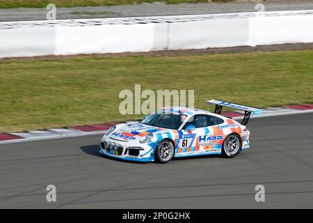 Porsche 911 GT3 Cup, 24h Nuerburgring Rennstrecke, 24-stündiges Rennen, Rennstrecke, Rennstrecke, Kurve, Rutschen, Drift, Oldtimer, Rennwagen, Rennwagen, Eifel Stockfoto