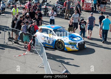 Audi R8 LMS GT4, vor dem Rennen auf technischen Check warten, Nuerburgring 24h Rennen 2017, Eifel, Rheinland-Pfalz, Deutschland Stockfoto