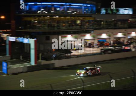 Nürburgring, Rennstrecke bei Nacht, Porsche 911 GT3 R, Boxengasse mit hoher Geschwindigkeit, Höchstgeschwindigkeit, Rennen, Nachtsicht, Eifel, Rheinland-Palatin Stockfoto