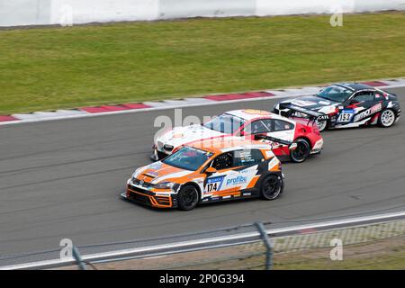 Volkswagen Golf GTI TCR, VW, 24h Nuerburgring Rennstrecke, 24 Stunden Rennen, Rennstrecke, Rennstrecke, Kurve, Rutschen, Driften, Oldtimer, Rennwagen, Rennwagen Stockfoto