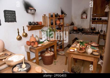 Museumsraum, römische Küche, Saalburger römisches Fort, Bad Homburg, Hessen, Deutschland Stockfoto