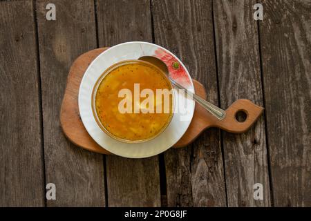 Eine Schüssel Suppe auf einem Tisch, isolierter Hintergrund zum Mittagessen Stockfoto