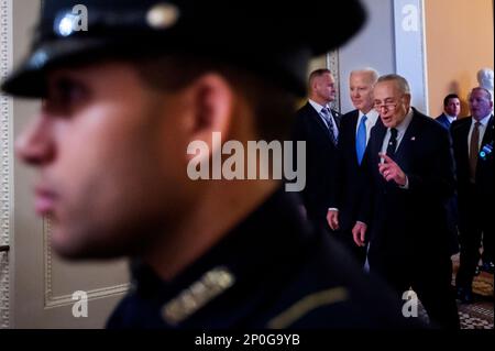 Washington, Usa. 02. März 2023. US-Präsident Joe Biden, Left und der Mehrheitsführer des US-Senats Chuck Schumer (Demokrat von New York) verlassen am Donnerstag, den 2. März ein Treffen mit dem Senat Democratic Caucus im US Capitol in Washington, DC, USA. 2023. Foto: Rod Lamkey/CNP/ABACAPRESS.COM Kredit: Abaca Press/Alamy Live News Stockfoto