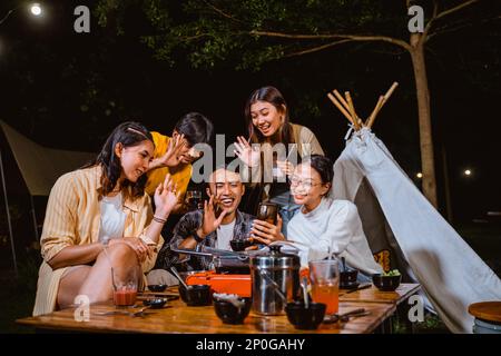 Eine Gruppe von Menschen winkte mit den Händen Stockfoto