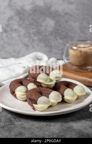 Kakao und weiße Schokoladenkekse. Köstliche Kekse auf dunklem Hintergrund Stockfoto