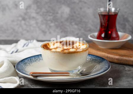 Reispudding. Traditionelle türkische Küche als Desserts. Reispudding Dessert mit Milch, Zucker und Reis auf dunklem Hintergrund Stockfoto