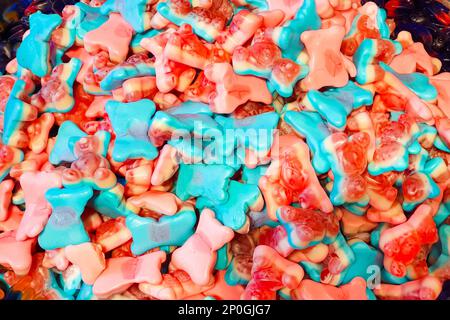 Blaue rote Gelee-Teddybär-Süßigkeiten oft. Texturhintergrund für Vollformat. Nahaufnahme, Haufen Stockfoto