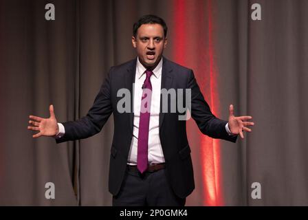 Dossierfoto vom 17.02/23, schottischer Labour-Führer Anas Sarwar, der am ersten Tag der schottischen Labour-Partei-Konferenz in den Versammlungsräumen in Edinburgh sprach. Herr Sarwar hat die SNP-Führungskandidaten aufgefordert, den Kultursektor zu unterstützen. Im Vorfeld eines Besuchs in den Barrowlands in Glasgow - einem der berühmtesten Musikveranstaltungen des Landes - sagte Herr Sarwar, dass das Führungswettlauf dem Gewinner die Chance geben könnte, Schottland wieder in die "kulturelle Supermacht, die es immer war" zurückzubringen. Ausgabedatum: Freitag, 3. März 2023. Stockfoto