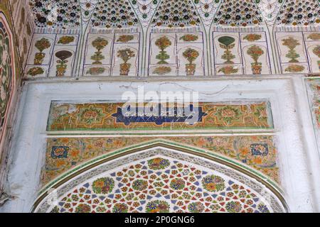 Details des arabischen Textes, Buchstaben, Wörter an der Wand. In einem alten, historischen, klassischen, traditionellen, typischen Ikonisches jüdisches Haus in Bukhara, Usbekistan, C. Stockfoto