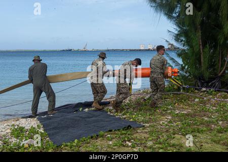 MARINESTÜTZPUNKT GUAM, Santa Rita, Guam (14. Februar 2023) Marinebataillons, die unter dem Kommandeur operieren, Task Force 75 und Marines aus dem Combat Logistics Regiment 3 führen während der Zeit von COPE North 2023 am Marinestützpunkt Guam am am am, 14. Februar 2023, eine Weiterentwicklung des verteilten Küstenlittoralen operativen Treibstofftransfersystems (DLOFTS) durch. Die multilaterale Schulungsveranstaltung umfasst etwa 1.000 US-Bürger Flugzeuge, Marines und Matrosen neben 1.000 kombinierten Mitgliedern der Japan Air Self-Defense Force, der Royal Australian Air Force und der französischen Air- und Space Force. Übungen wie Cope North verbessern die Interoperabilität Stockfoto