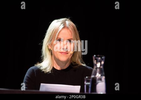 Köln, Deutschland. 02. März 2023. Jojo Moyes, ein englischer Journalist und Schriftsteller, wird am 2. März 2023 während des Internationalen Literaturfestivals 2023 in Sartory Halls in Köln (Foto von Ying Tang/NurPhoto) gesehen. Kredit: NurPhoto SRL/Alamy Live News Stockfoto