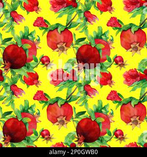 Nahtloses Muster mit handgezeichnetem Granatapfel in Aquarell. Früchte mit Blättern und Blumen auf Zweigen auf weißem Hintergrund. Klassischer Vintage-Stoffmatte Stockfoto