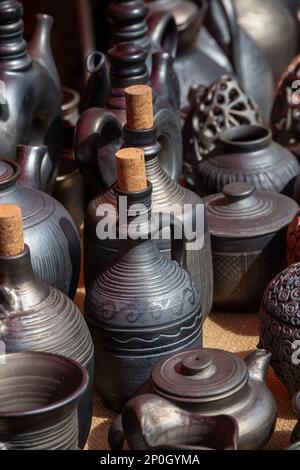 Traditionelle hausgemachte Keramiktöpfe auf traditionellem Kunsthandwerk. Stockfoto